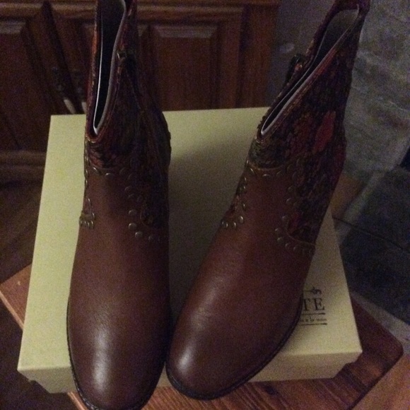 Spring Step Shoes - L’Artiste  Leather floral Boots NIB Gorgeous